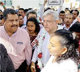  ??  ?? VISITA. Andrés Manuel López Obrador, líder de Morena, ayer, de gira en el municipio de San Marcos, Guerrero.
