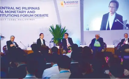  ?? SUNSTAR FOTO / ALLAN CUIZON ?? IN DEPTH DISCUSSION. The debate panel was composed of ( from left) BSP Monetary Board member Felipe Medalla, former Bank of Thailand governor Tarisa Watanagase, debate moderator Rico Hizon, London School of Economics professor Meghnad Desai and Lee...