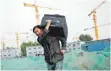  ?? FOTO: DPA ?? Ein Wanderarbe­iter auf einer Baustelle in Peking.
