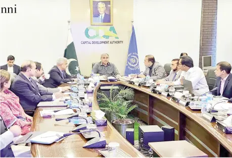  ?? ?? Islamabad : Federal Minister for Interior Mohsin Naqvi chairing a meeting at CDA headquarte­rs. — NNI
