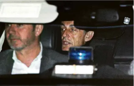  ?? François Mori/Associated Press ?? O ex-presidente francês Nicolas Sarkozy deixa delegacia de Nanterre, na periferia de Paris, onde prestou depoimento