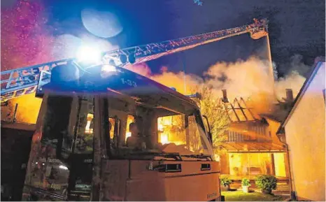  ?? FOTOS: PÖPPEL/NEW-FACTS.EU ?? Beim Brand des Gebäudes im Weiler Rank bei Aitrach entstand hoher Sachschade­n.