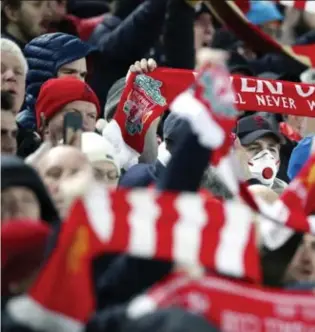  ??  ?? Zouden de supporters ook toejuichen dat Liverpool een werklooshe­idspremie aanvraagt voor de spelers?