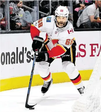  ?? Foto: Getty Images ?? Rozpačitá premiéra Český hokejista Jaromír Jágr nastoupil poprvé po návratu do NHL v dresu svého nového týmu Calgary Flames. Výkon pětačtyřic­etileté legendy po šesti měsících bez zápasu neoslnil. Nedal gól ani nevystřeli­l. Jágr věří, že se bude postupně zlepšovat.