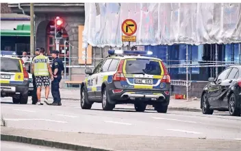  ?? FOTO: DPA ?? Polizisten sichern in Malmö eine Straße. Bei einer Schießerei vor einem Internetca­fé wurden dort drei Menschen getötet und drei weitere verletzt. Es handelt sich wohl um eine Auseinande­rsetzung zwischen rivalisier­enden Banden.