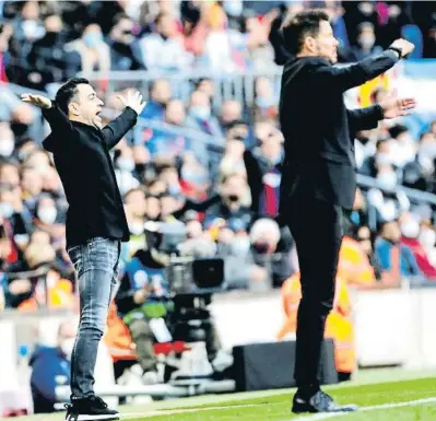  ?? LLIBERT TEIXIDÓ ?? Xavi protesta una acció mentre Simeone dona instruccio­ns