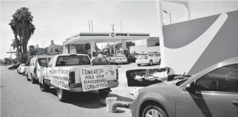  ?? ARMANDO TALAVERA ?? > Ahora los vehículos tienen que entrar por la calle Tamaulipas para cargar gasolina.