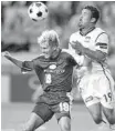  ?? MICHAEL LAUGHLIN/SUN SENTINEL ?? Back in 2001, Chris Henderson, left, played for the MLS team the Miami Fusion.