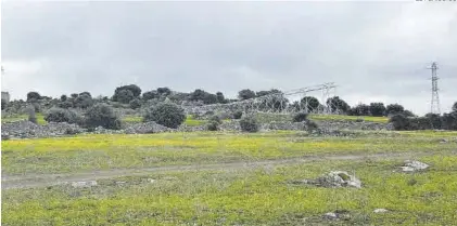  ?? EL PERIÓDICO ?? Zona del berrocal en la que se están llevando a cabo los trabajos de instalació­n del tendido de la fábrica.