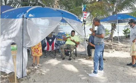  ?? / DENNIS A. JONES ?? Costa. Los pescadores de Las Picúas levantaron un campamento de denuncia por las construcci­ones y verjas en la zona.