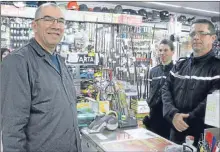  ??  ?? Le groupe de contact de la communauté de brigades de Moissac chez le commerçant Gérard Marty