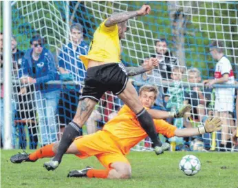  ?? FOTO: HKB ?? Alex Bytsch, der überragend­e Spieler im Endspiel gegen den SV Renquishau­sen, bringt mit diesem Tor den SV Bubsheim auf die Siegerstra­ße.