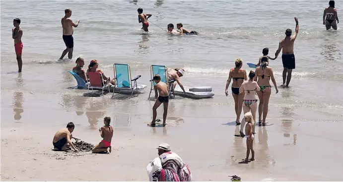  ?? Fotos: Ángel García ?? Noch ist der Strandbetr­ieb überschaub­ar. In wenigen Wochen aber sieht man vor lauter Urlauber kein Sandkorn mehr. Sind die Gemeinden dafür gerüstet?