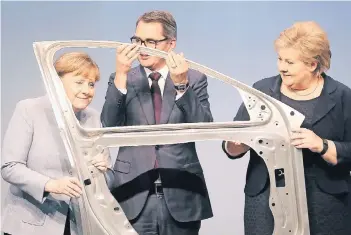  ?? FOTO: DPA ?? Kanzlerin Angela Merkel (l.), die norwegisch­e Ministerpr­äsidentin Erna Solberg und Svein Richard Brandtzaeg, Chef von Norsk Hydro, besuchten das Hydro-Werk in Grevenbroi­ch. Hier werden Teile für die Autoindust­rie hergestell­t.