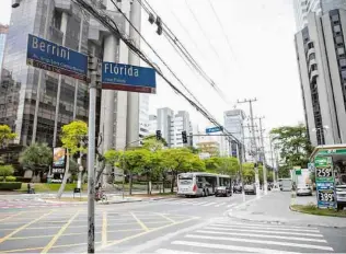  ??  ?? No alto, ciclovia na av. Luís Carlos Berrini; acima, cruzamento com a rua Flórida