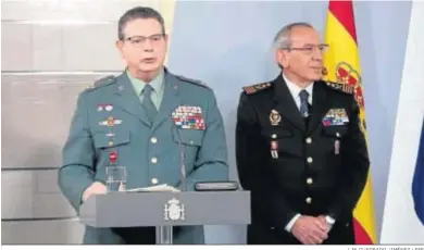  ?? J. M. CUADRADO JIMÉNEZ / EFE ?? El director operativo adjunto de la Guardia Civil, Laurentino Ceña, en una rueda de prensa en La Moncloa.