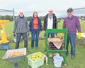  ?? ?? First session Len Seal from the Climate Cafe, Ana de Miguel from Perth and Kinross Council’s waste awareness team, and Robert Humphreys and Bob Whiteford from the Climate Cafe. Pic: Clare Damodaran