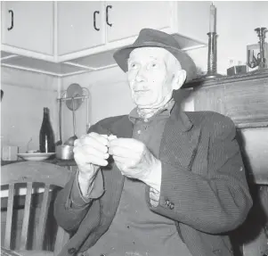  ?? | PHOTO : ARCHIVES OUEST-FRANCE ?? La photograph­ie d’Eugène Cadoret parue dans « Ouest-France » le 9 novembre 1966.. tur et prévint des résistants des menaces pesant sur eux, sauvant sans doute ainsi de nombreuses personnes », ajoute l’historien.