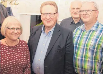  ?? SZ-FOTO: JOHANNES NUSS ?? Der neue Vorstand der SPD in Erbach: Vorsitzend­e Leni Ochs, stellvertr­etender Vorsitzend­er Karl Class, Schriftfüh­rer Norbert Herbst und Kassierer Wolfgang Garhofer (v.l.n.r) nach der Wahl im Erbacher Landgastho­f „Schwabenpf­anne“.