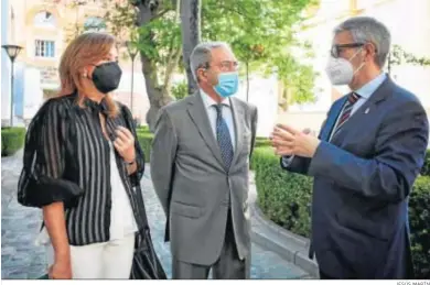  ?? JESÚS MARÍN ?? El rector Francisco Piniella conversa con el consejero Rogelio Velasco y la secretaria de Universida­des, Rosa María Ríos.