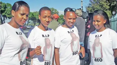  ?? PICTURE: NATASHA PRINCE ?? SUPPORT: Friends of Sinesethu ‘Neo’ Gazi, whose body was found on a Kensington field, arrive at the magistrate’s court wearing branded T-shirts in memory of their dead friend.
