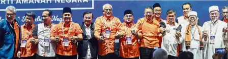  ?? — Bernama ?? United front: Mohamad (third from right) with Amanah leaders including vice-president Datuk Haji Salahuddin Ayub (on Mohamad’s right) and general adviser Datuk Ahmad Awang (sixth from left) at the party’s national convention in Ipoh.