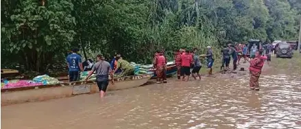 ?? (Foto ihsan APM) ?? Seramai 102 penduduk terjejas banjir membabitka­n 27 keluarga masih berlindung di sebuah PPS di Kinabatang­an setakat jam 10 pagi, semalam.