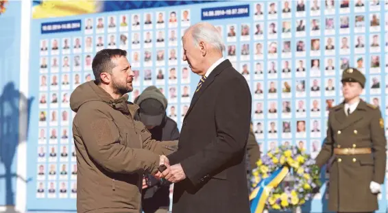  ?? AFP ?? Zelenski y
Biden colocaron una ofrenda floral en el Muro de la Memoria de los Difuntos de Ucrania, en Kiev