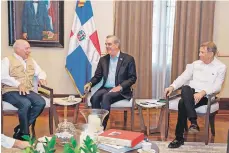  ?? ?? Los observador­es de la OEA se reúnen con el presidente Luis Abinader para conversar sobre las elecciones.