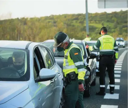  ?? EP ?? Agentes de la Guardia Civil durante un control de la movilidad en la autovía A-66, en la provincia de Sevilla