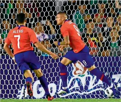  ??  ?? VERDUGO. El exdelanter­o de los Pumas y actual elemento del Benfica celebra su tanto ante la Selección Mexicana.