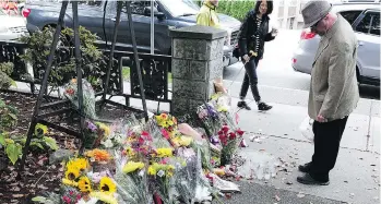  ?? NICK PROCAYLO ?? A passerby examines a memorial in 2016 for Japanese ESL student Natsumi Kogawa. William Schneider, 51, has pleaded not guilty to second-degree murder in the 30-year-old’s death.