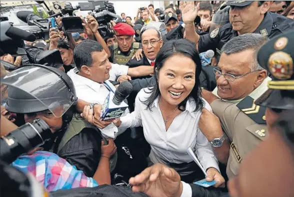  ?? LUKA GONZALES / AFP ?? La hija del expresiden­te Fujimori, Keiko Fujimori, a su llegada ayer al colegio electoral donde votó, en Lima