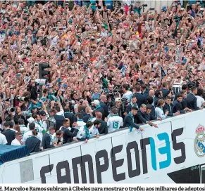  ??  ?? ÊXTASE. Marcelo e Ramos subiram à Cibeles para mostrar o troféu aos milhares de adeptos