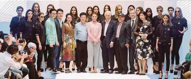  ?? [ FOTO HALIMATON SAADIAH SULAIMAN / BH ] ?? Tan (lima dari kiri), Keng Kang (empat dari kanan) dan Fazura (lapan kiri) bergambar bersama model selepas pertunjuka­n fesyen Infinance KLWF 2018 di Pavilion Kuala Lumpur, baru-baru ini.