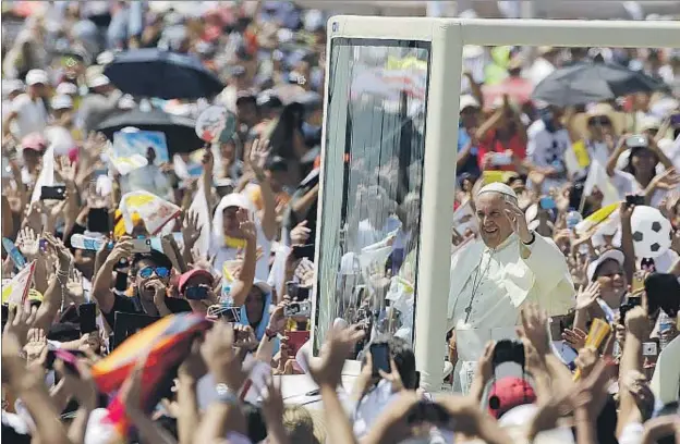  ?? GREGORIO BORGIA / AP ?? El Papa llegando ayer al parque Los Samanes de Guayaquil, donde celebró una misa multitudin­aria