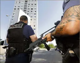  ?? (Photo D.L.) ?? Hier, des policiers face à l’immeuble Les Acacias dans le quartier des OEillets. Les parties communes ont été inspectées par la brigade canine.