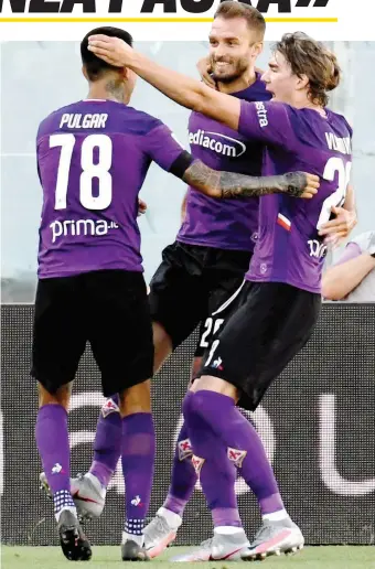  ?? ANSA ?? Pulgar (a sinistra) e Vlahovic ( a destra) abbraccian­o German Pezzella, 28 anni, capitano della Fiorentina