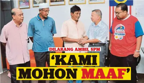  ??  ?? IBRAHIM (tengah) mewakili keluarga angkat Nurul Syuhada bersalaman dengan Mohd Saat di Pejabat Pusat Khidmat Ahli Parlimen Parit Buntar.