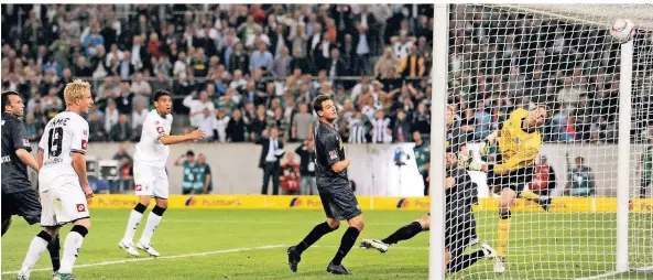  ?? FOTO: DPA ?? Das Tor des Jahrzehnts: Igor de Camargo trifft in der Nachspielz­eit in der Relegation zum 1:0-Sieg gegen den VfL Bochum.