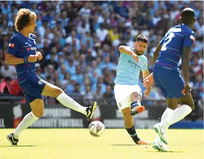  ?? TOBY MELVILLE/REUTERS ?? MERAJALELA: Sergio Aguero (tengah) melepaskan tembakan ke gawang Chelsea pada laga Community Shield di Stadion Wembley tadi malam.