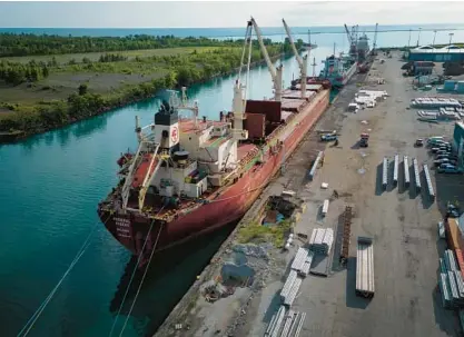  ?? E. JASON WAMBSGANS/CHICAGO TRIBUNE ?? Holes can be seen in the dilapidate­d surface of the dock near freighters at the Illinois Internatio­nal Port District facility on the Calumet River at Lake Michigan in Chicago on July 18.