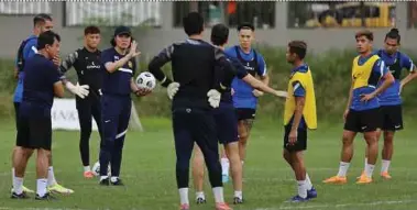  ?? PIC COURTESY OF FAM ?? Harimau Malaya coach Kim Pan Gon (holding the ball) with his players at Wisma FAM in Kelana Jaya on Monday.