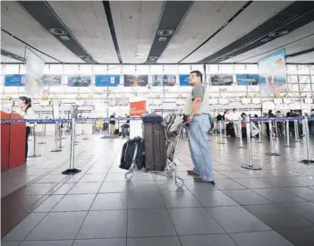  ??  ?? ► Un pasajero en el aeropuerto de Santiago.