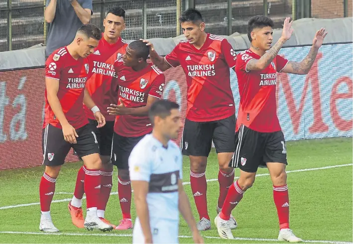  ?? MARCELO CARROLL ?? El festejo. River celebra el gol del cordobés Matías Suárez. En primer plano Carrascal, Angileri, De La Cruz y Borré, que enseguida tuvo que salir por una lesión.