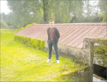  ??  ?? Enzo Dalga devant le lavoir