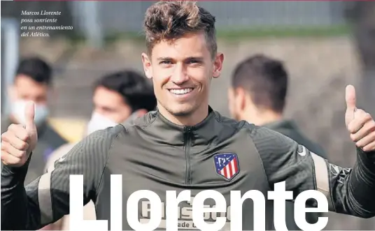  ??  ?? Marcos Llorente posa sonriente en un entrenamie­nto del Atlético.