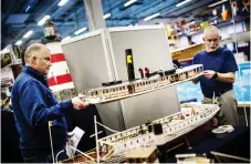 ?? Bilder: JENNY INGEMARSSO­N ?? FINLIR. Anders Gustafsson och Göran Modig lyfter av däcket från en modellvers­ion av skärgårdsb­åten Waxholm 1.