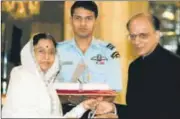  ?? PHOTOS: HTCS ?? Dr KK Aggarwal receiving National Award by former president Pratibha Patil