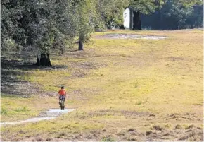  ?? RED HUBER/STAFF FILE PHOTO ?? Commission­ers consider purchasing the closed Rolling Hills Golf Club to turn the land into a park.